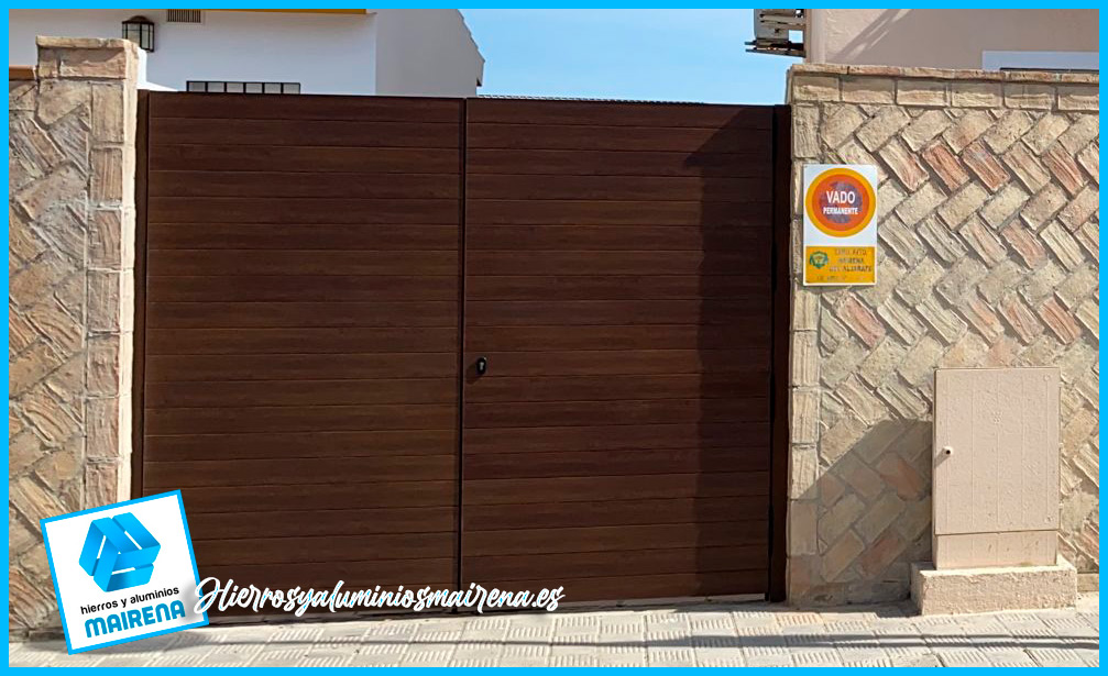 Puerta de aluminio acabado madera en Hierro y aluminios Mairena para toda Sevilla